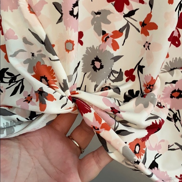 NWT! Jones New York floral, twisted front blouse - Picture 4 of 12